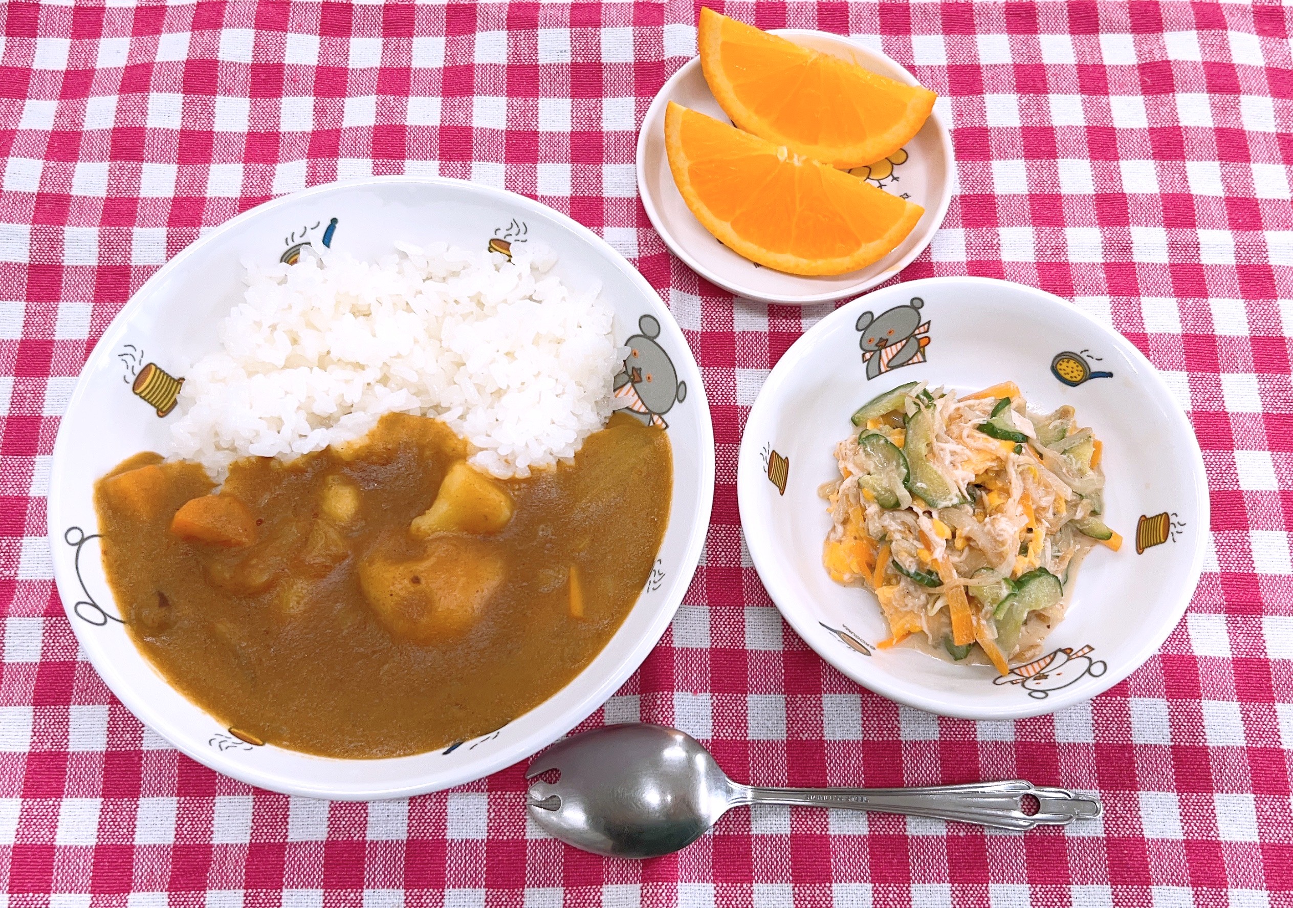 ポークカレーの給食写真