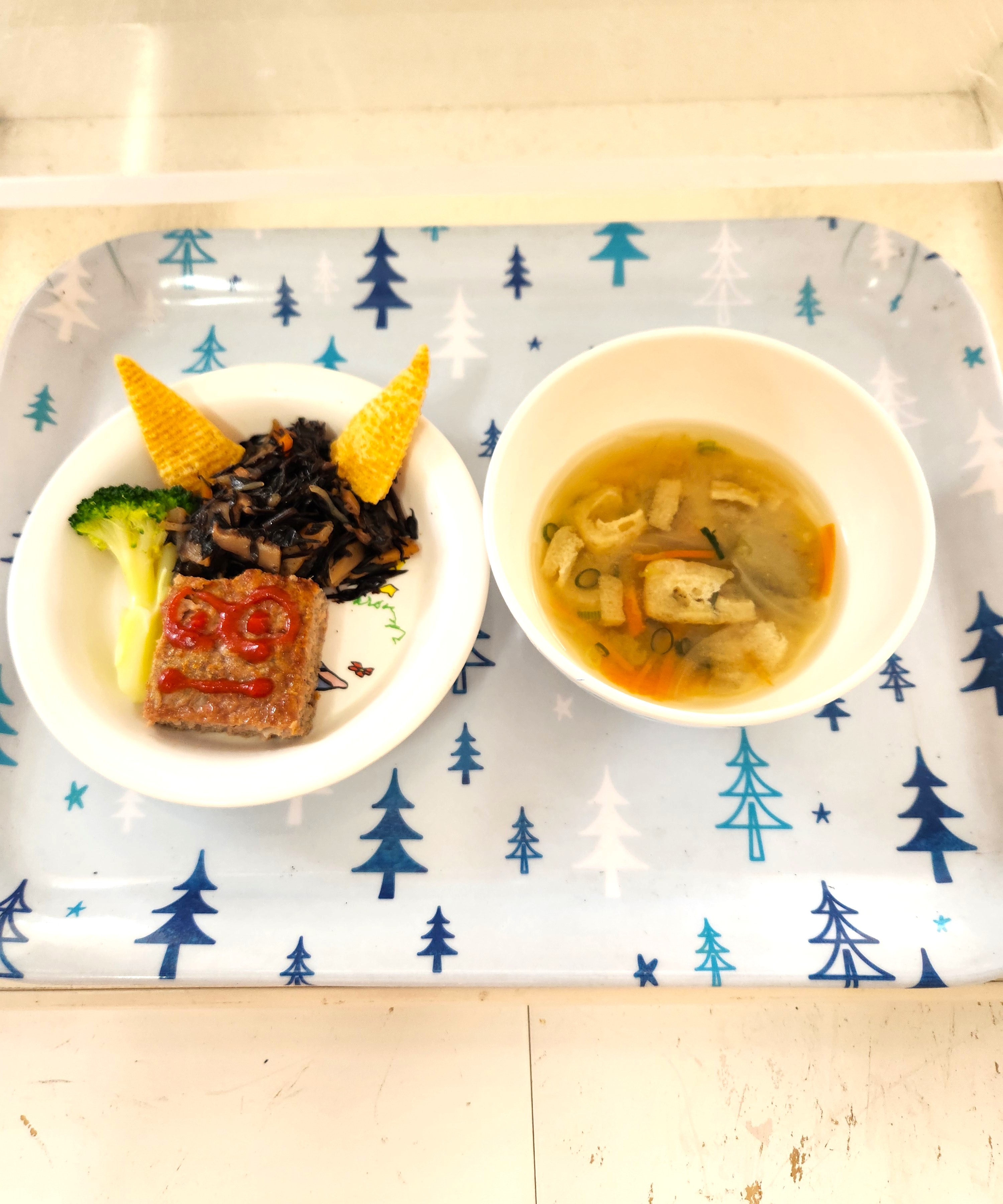 節分の鬼バーグの給食写真